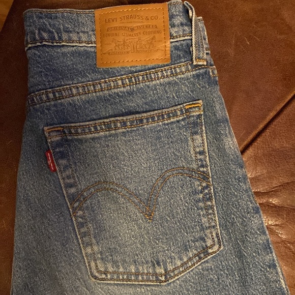 Levi's wedgie style water less button up closure jeans EUC - Picture 8 of 8